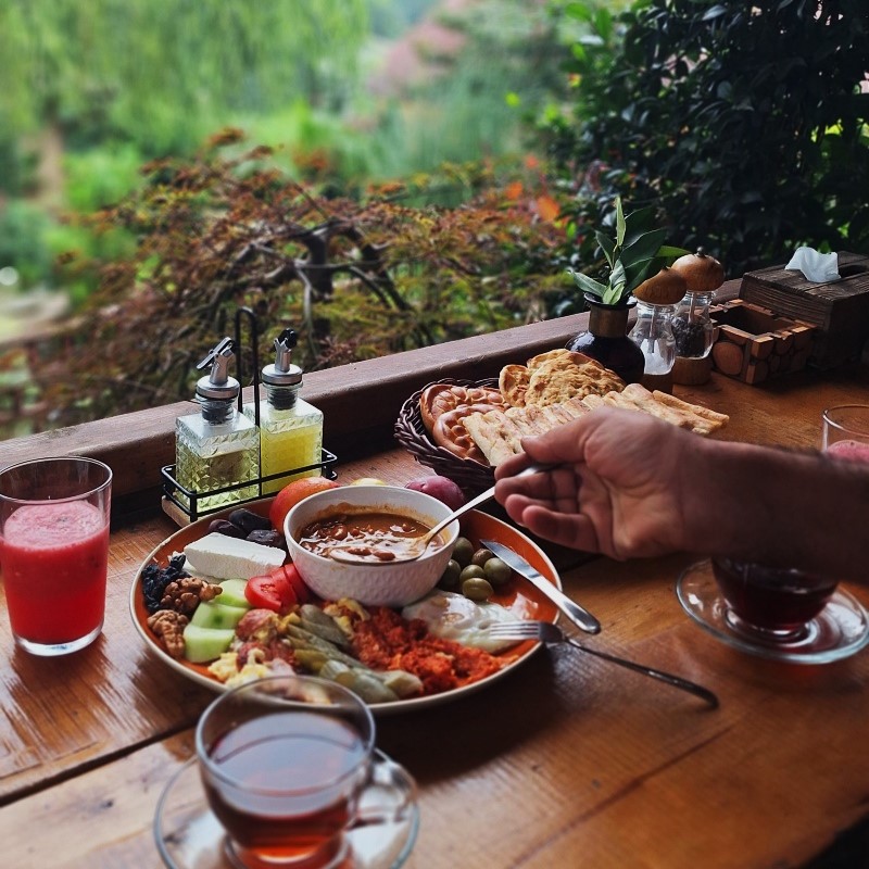 صبحانه در اقامتگاه یارا