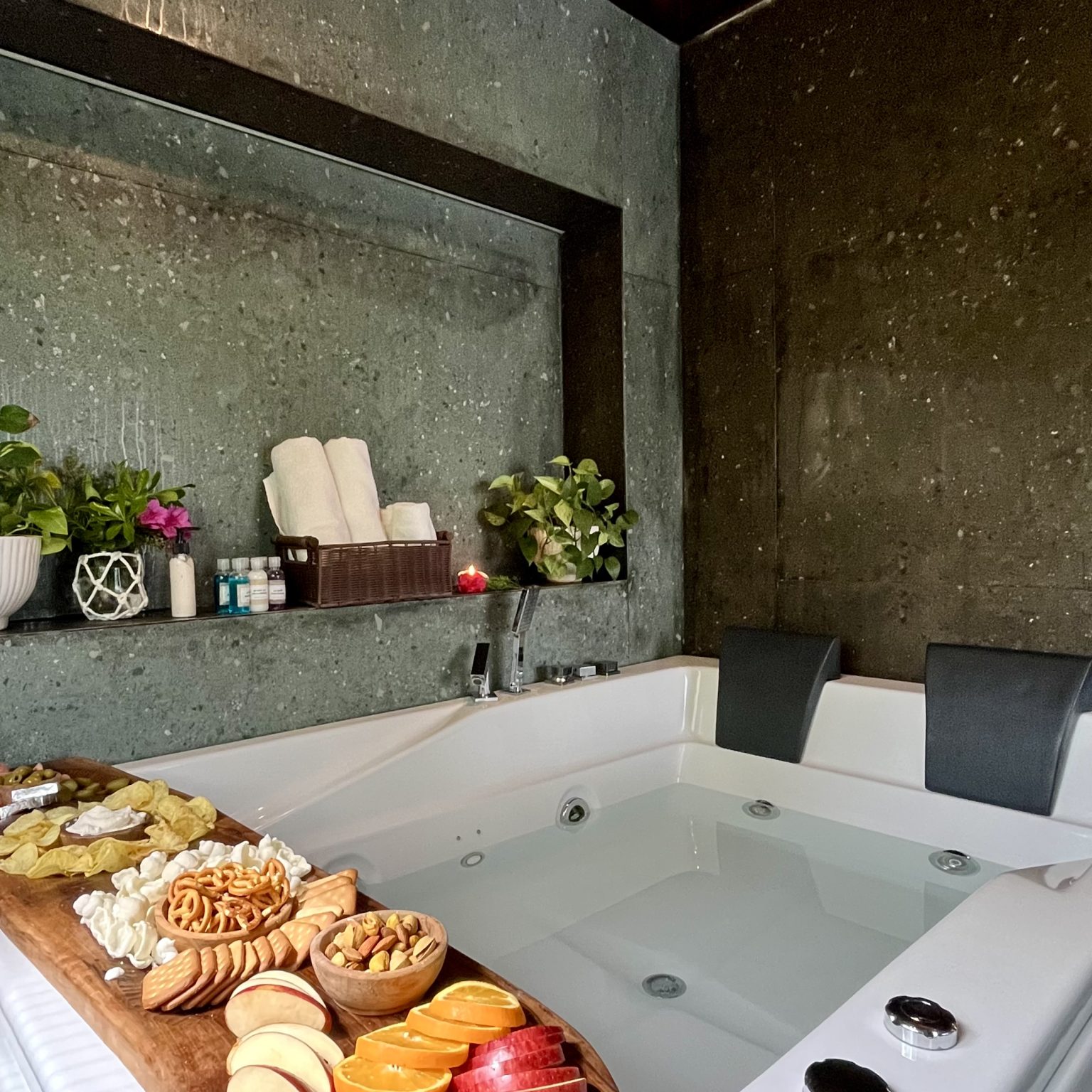 سرو غذا و تنقلات در اطراف جکوزی