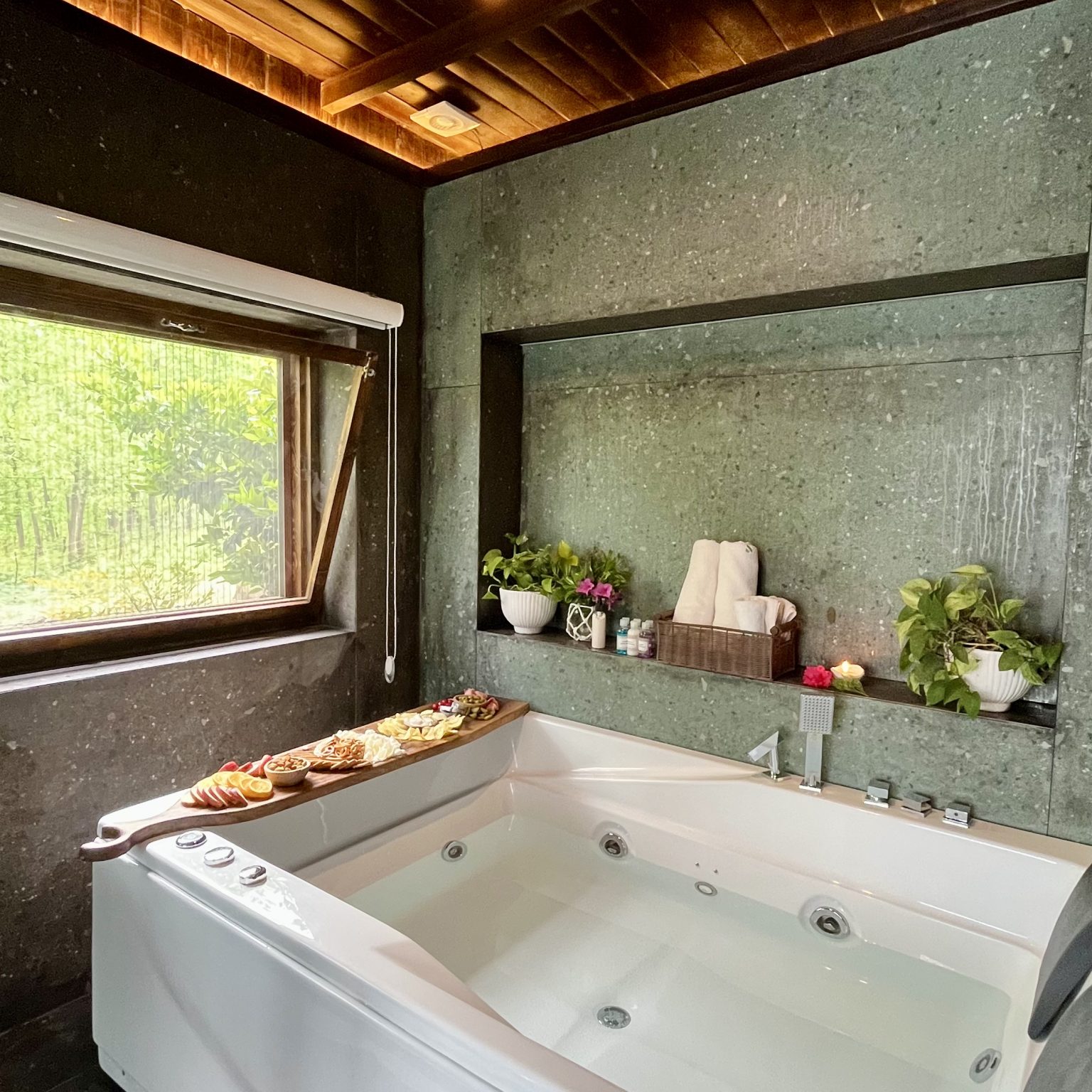 جکوزی مشرف به جنگل در اقامتگاه بومگردی